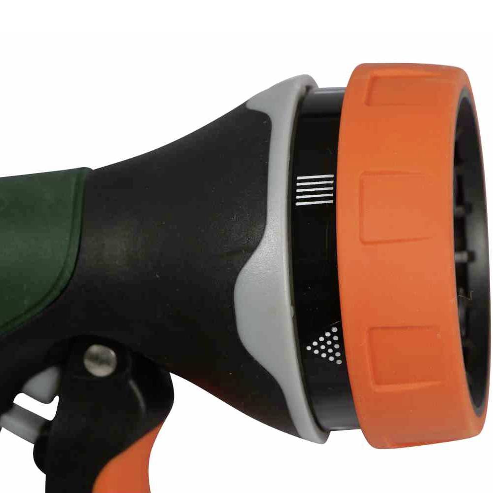 Un ugello per tubo da giardino con ugello arancione e impugnatura nera, che mostra diverse opzioni di spray sul lato.