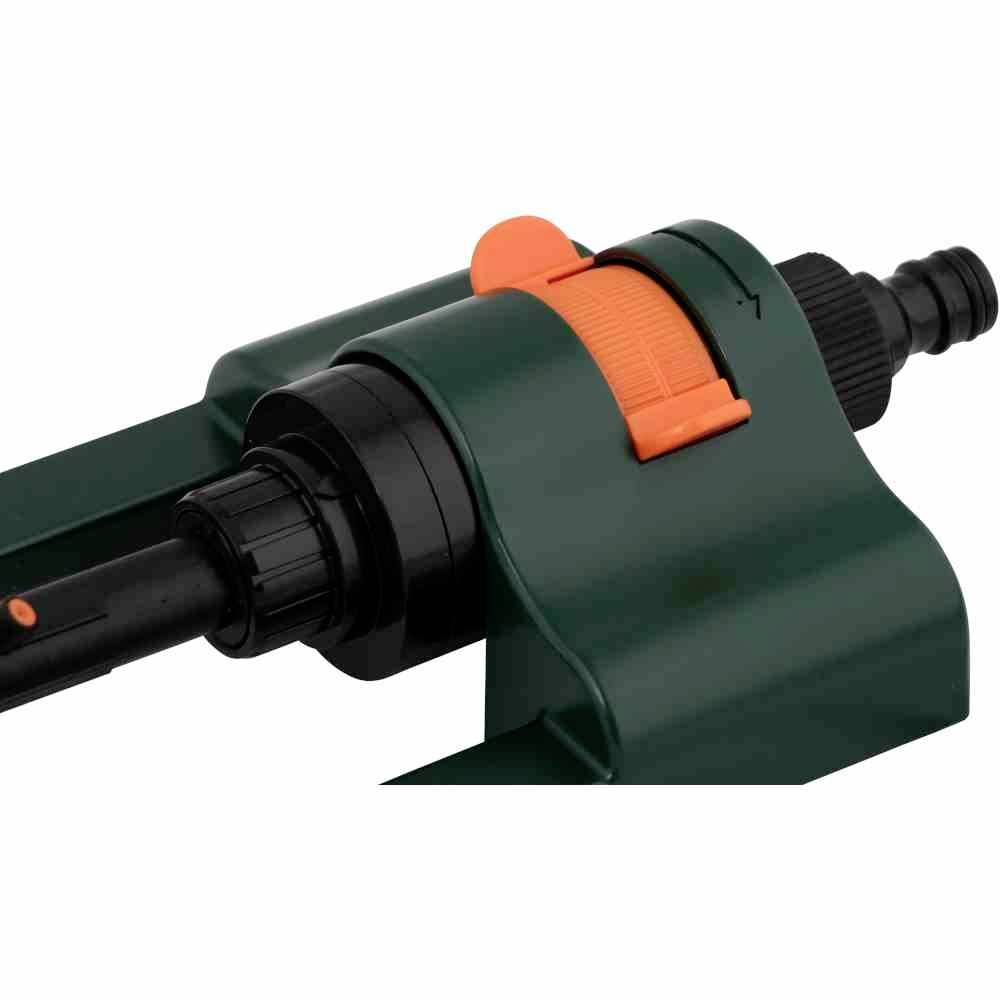 Un irrigatore a getto verde con una manopola arancione per regolare il flusso d'acqua. È adatto all'irrigazione di giardini.