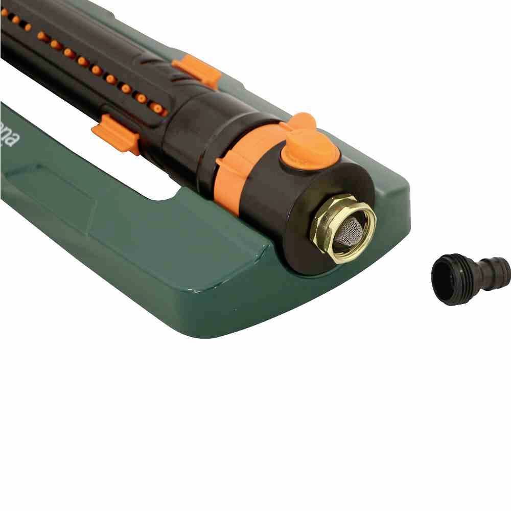 Irrigatore a spruzzo con ugelli rotanti, montato su un piedistallo verde e dotato di attacco per tubi da giardino, idoneo per l'irrigazione.