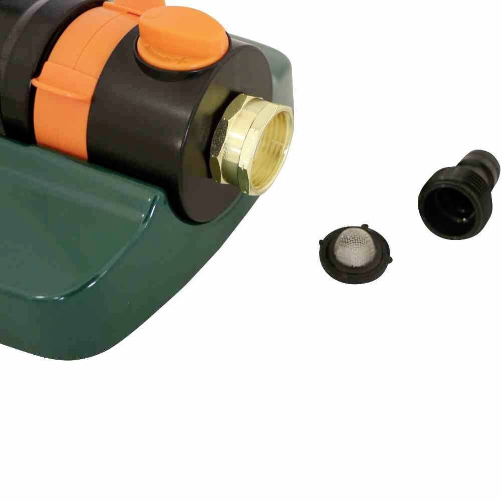 Dispositivo per l'irrigazione del giardino: Un raccordo verde e nero con manopola di regolazione arancione e accessori rimovibili.
