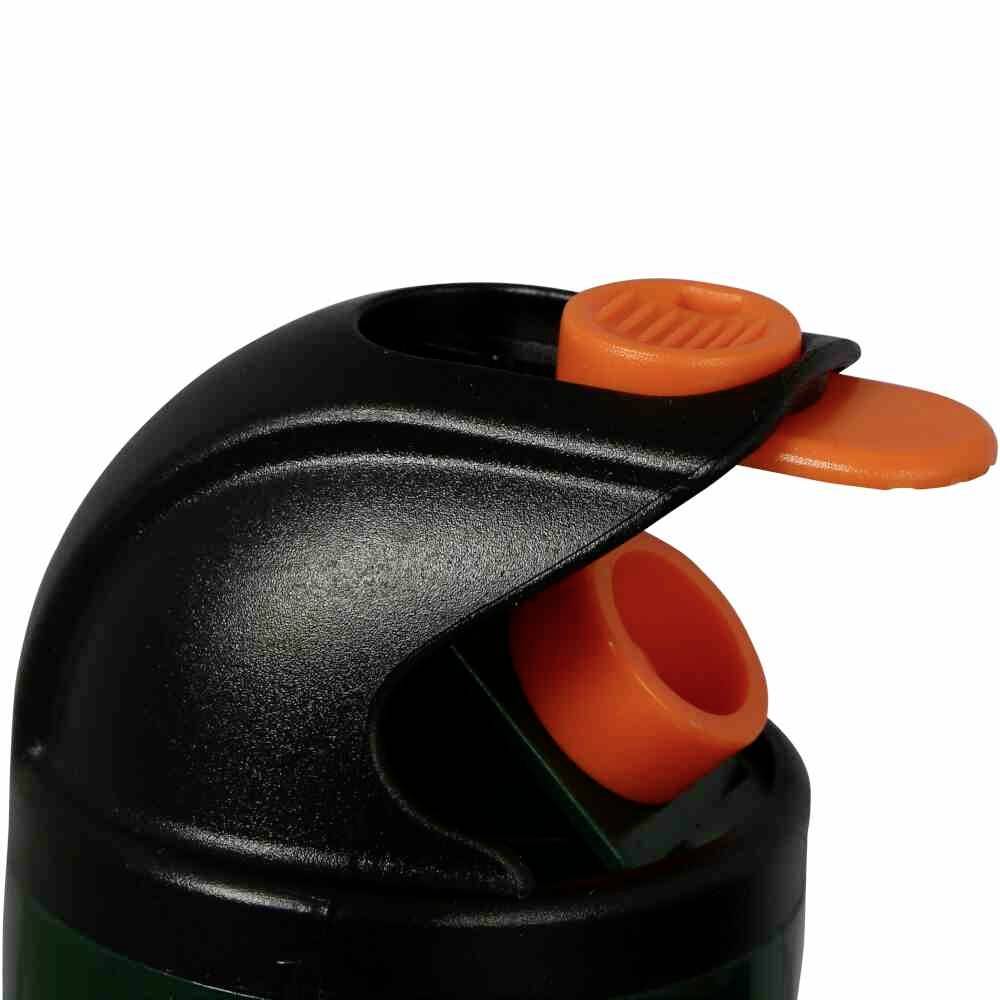 Bottone di chiusura nero e arancione su una bottiglia, adatto per bere liquidi in modo rapido e agevole.