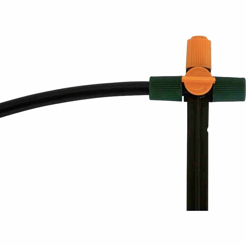 Un tubo nero in plastica con una testina spray arancione fissata a un'asta verticale.