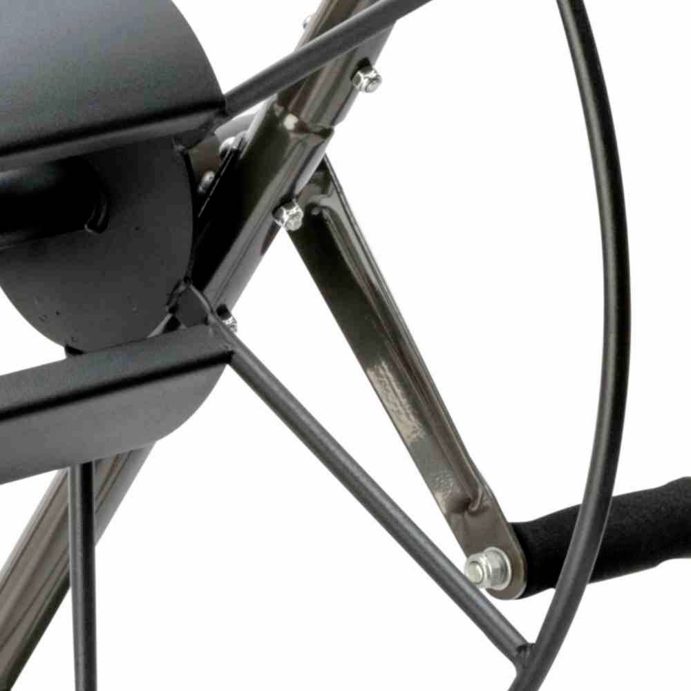 Primo piano del telaio di una sedia a rotelle con bracciolo, che mostra la struttura e gli elementi di connessione del telaio.
