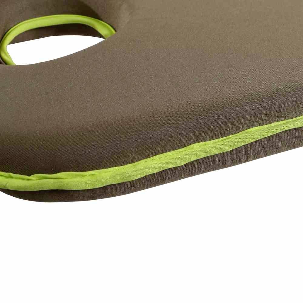 Cuscini marroni e verdi con un'incavatura, probabilmente per una seduta ergonomica o per fornire supporto.
