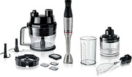 Un set di frullatore a immersione con bicchiere graduato, frusta, tritatutto e vari accessori, tutti in acciaio inossidabile e plastica.