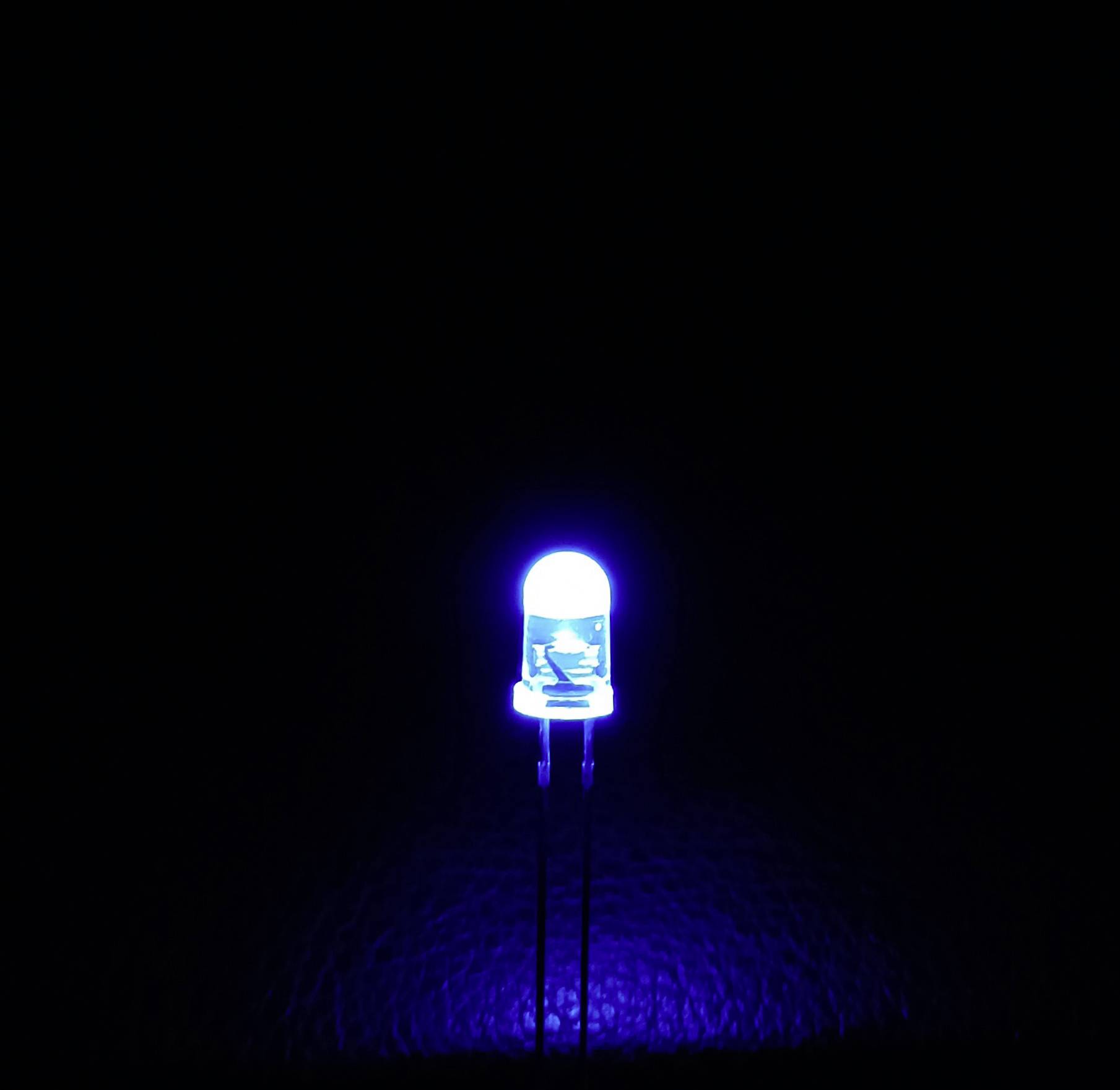 Un LED blu brillante su uno sfondo scuro.