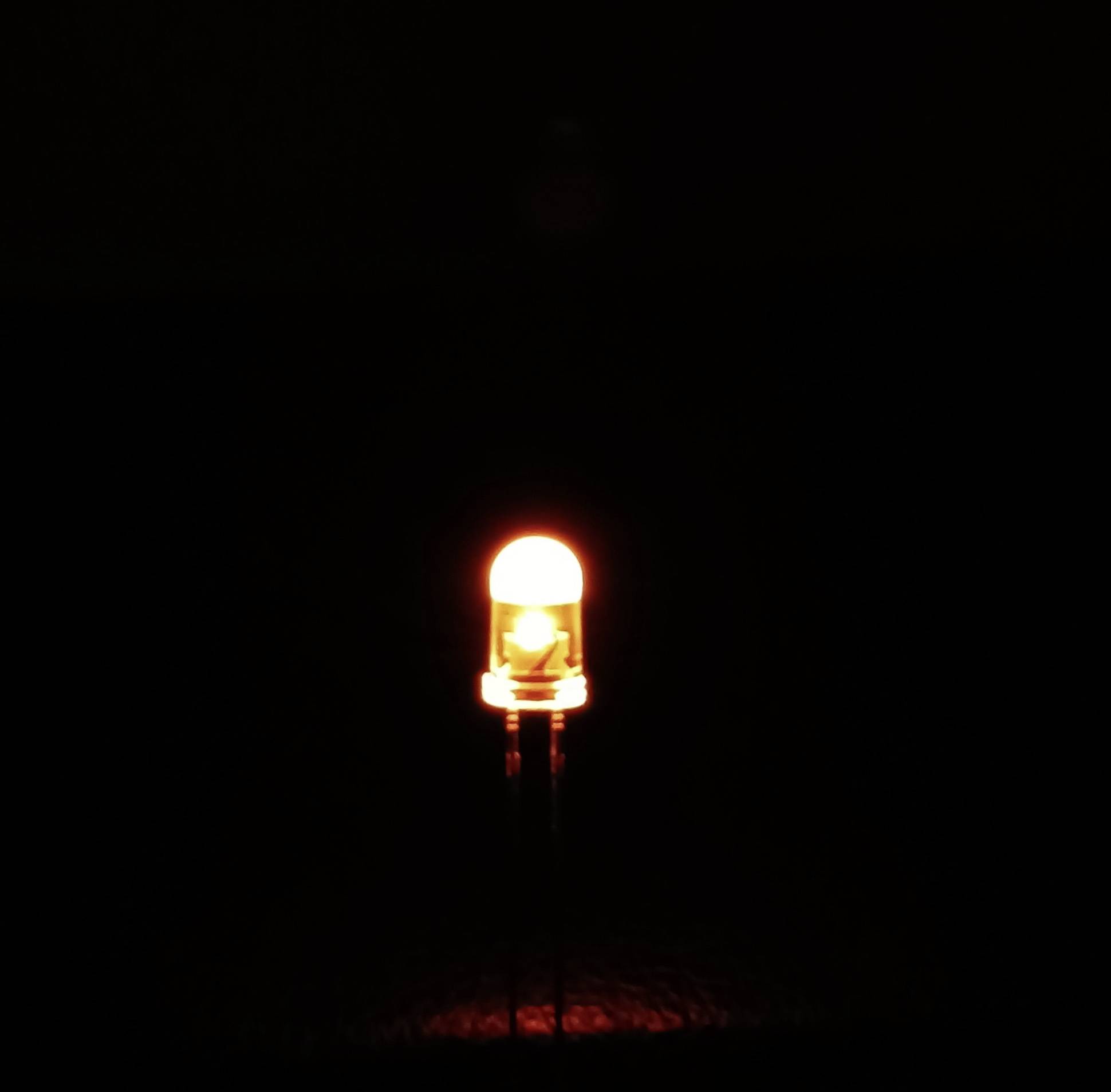 Una luminosa lampada LED rossa in un ambiente buio, che emana calore ed energia.