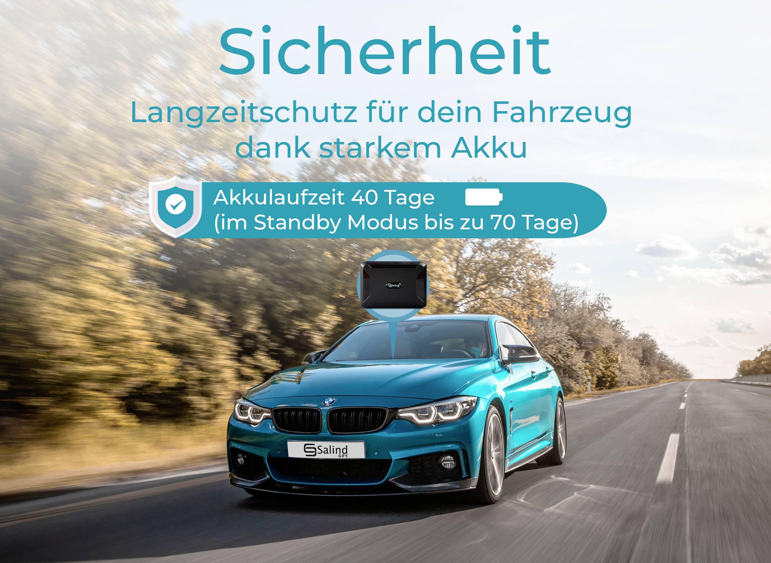 Un'auto blu percorre una strada. Testo: 'Sicurezza - Protezione a lungo termine per il tuo veicolo grazie a una batteria potente'. Durata della batteria 40 giorni.