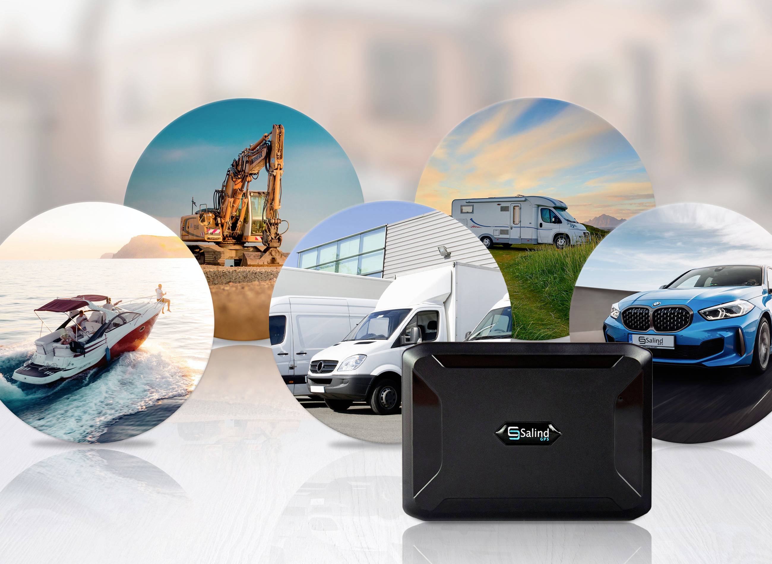 Applicazione versatile per GPS tracker: Un GPS tracker davanti a immagini di mezzi da cantiere, camper, furgoni, auto e imbarcazioni.