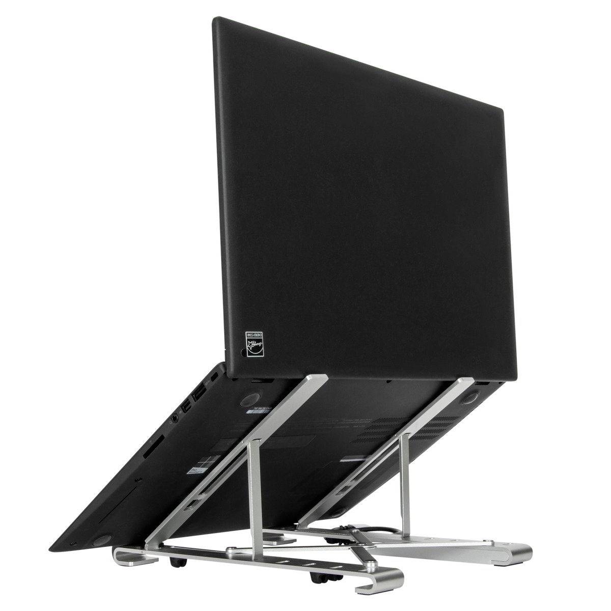Un laptop è poggiato su un supporto regolabile argentato. Lo schermo è privo di contenuti visibili.