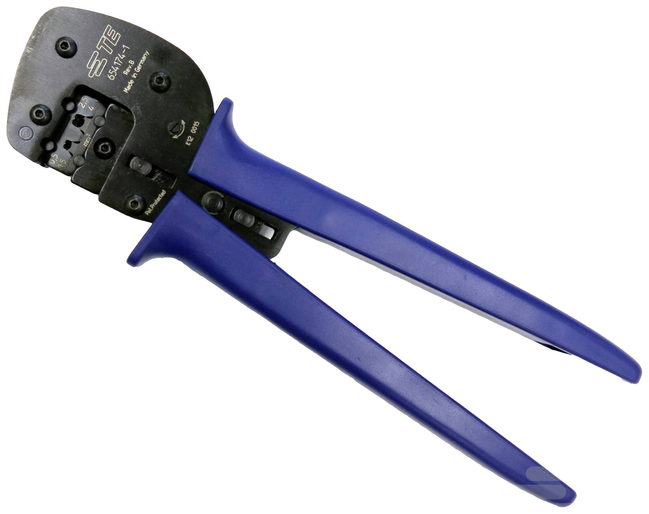 Pinza crimpatrice manuale con impugnature blu, adatta per collegare connettori di cavi mediante pressatura.