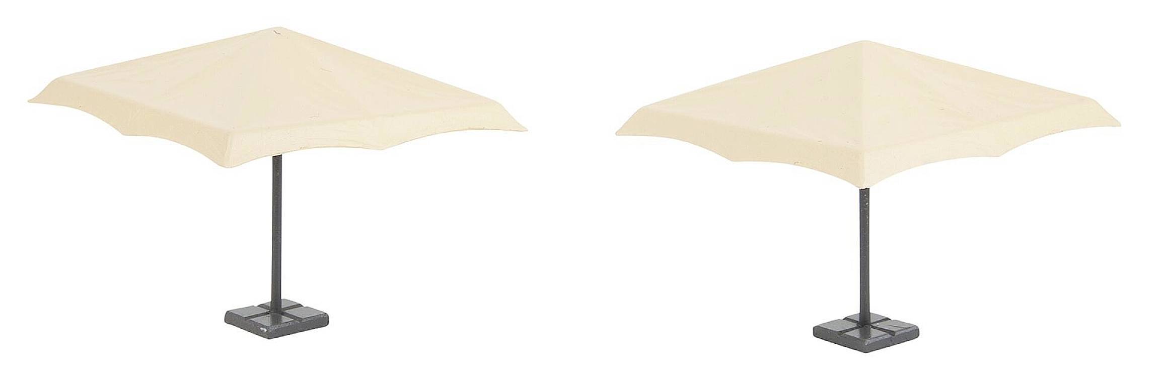 Due ombrelloni beige dal design quadrato, ciascuno con un piedistallo nero.