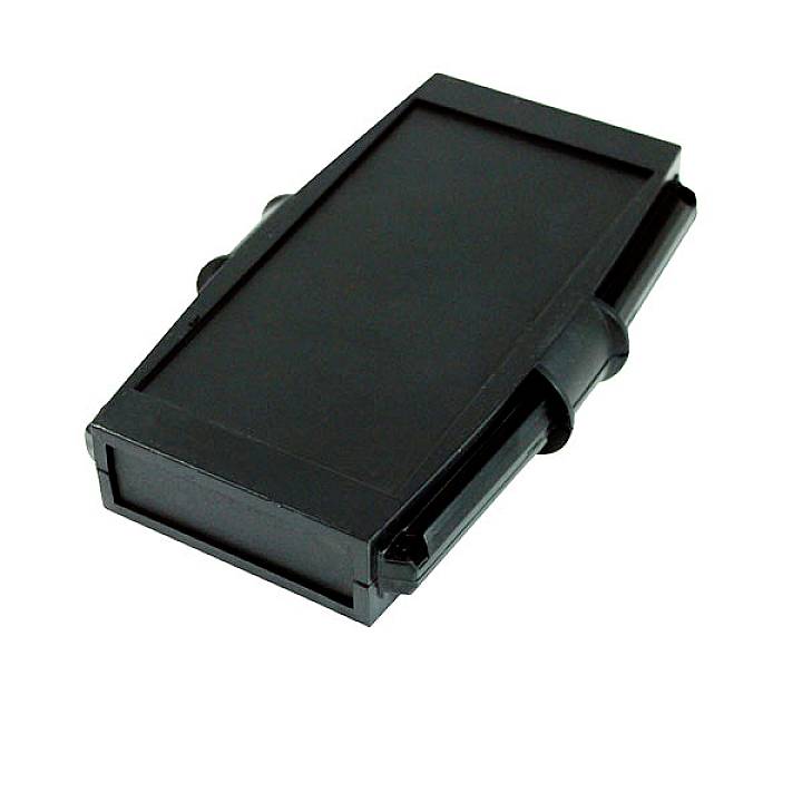 Un dispositivo rettangolare nero in plastica con un coperchio, che assomiglia a un contenitore per batterie. Nessun segno distintivo evidente.