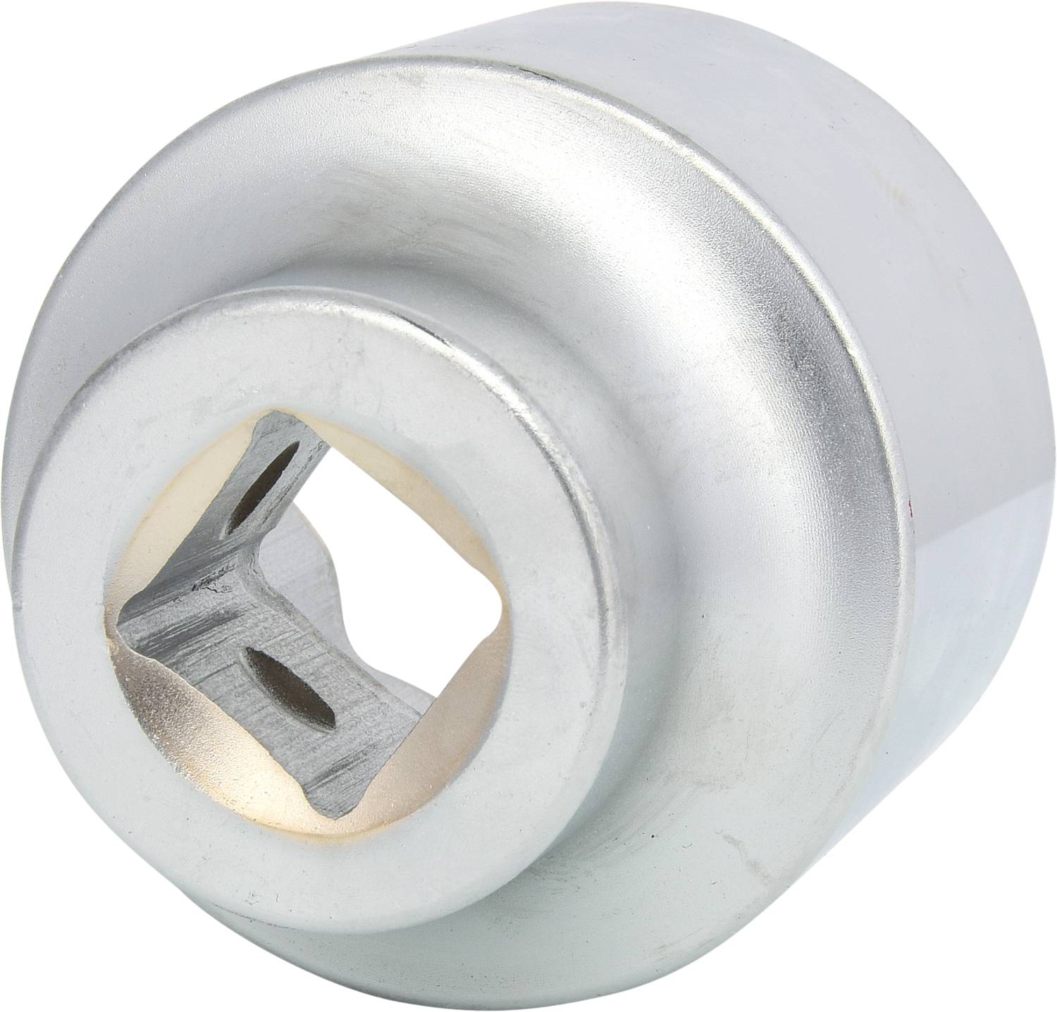 Un cappuccio metallico argentato, rotondo, con un'apertura quadrata al centro, spesso utilizzato come adattatore o raccordo in sistemi meccanici.