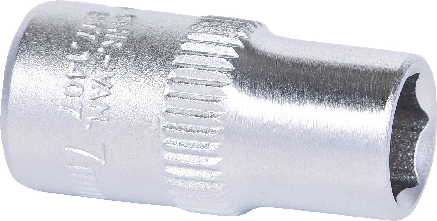 Un inserto per chiave a bussola color argento da 7 mm, utilizzato in meccanica per serrare e allentare dadi e viti.