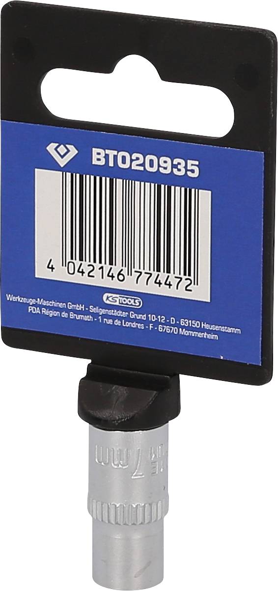 Adattatore metallico con descrizione del codice a barre e numero di prodotto 'BT020935', utilizzato nel settore della costruzione di macchine.