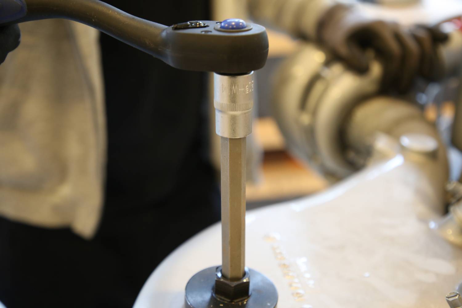 Una persona sta serrando una vite con un chiave dinamometrica in un laboratorio. L'attenzione è concentrata sulla modalità di utilizzo dello strumento.