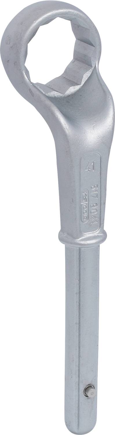 Una chiave ad anello in argento con un'apertura esagonale, adatta per serrare o allentare viti e dadi.