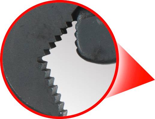 Primo piano ingrandito del bordo dentellato di un utensile, probabilmente una pinza, che mostra i dettagli della superficie di presa.