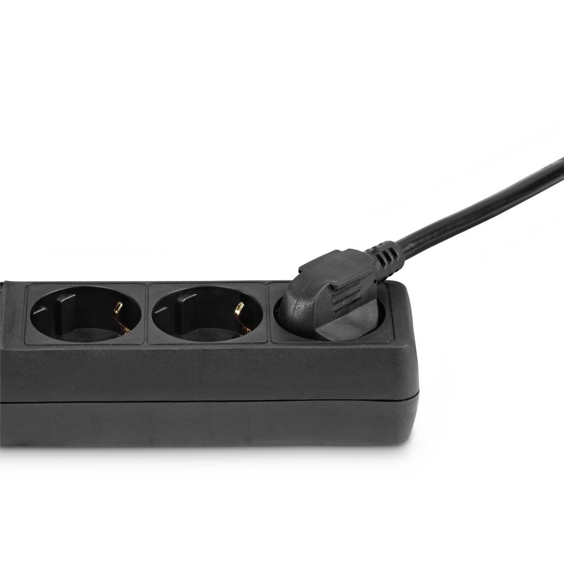 Una presa multipla nera con tre slot. Un cavo è inserito nello slot di destra.