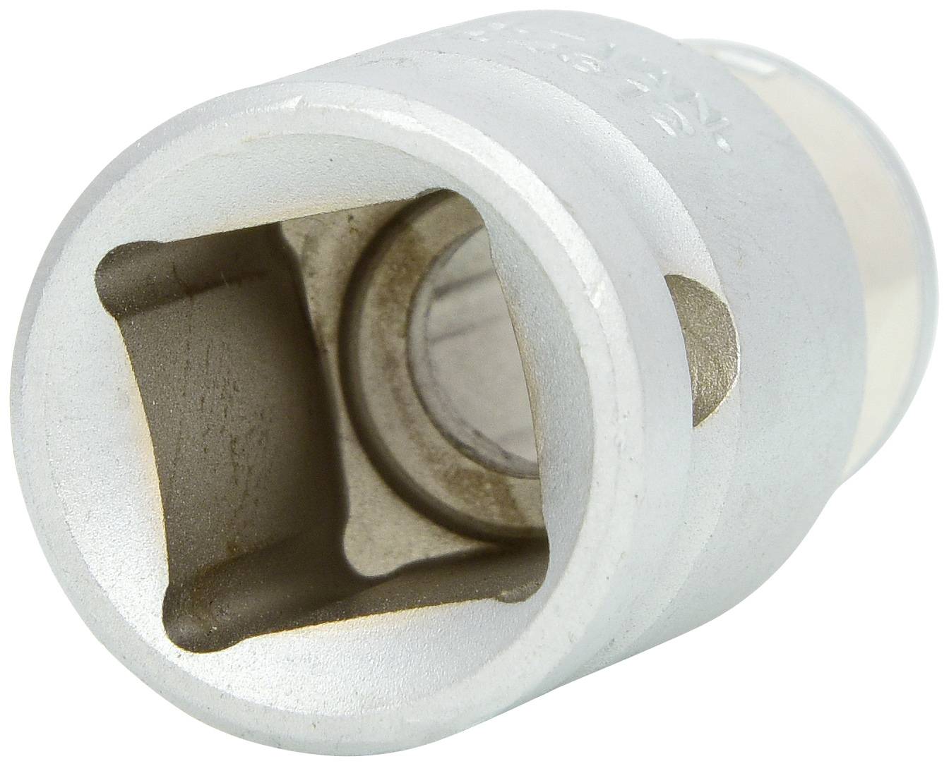 Attacco metallico per dadi con apertura quadrata, vista laterale. Utilizzato per chiavi a bussola, compatibile con utensili a cricchetto.