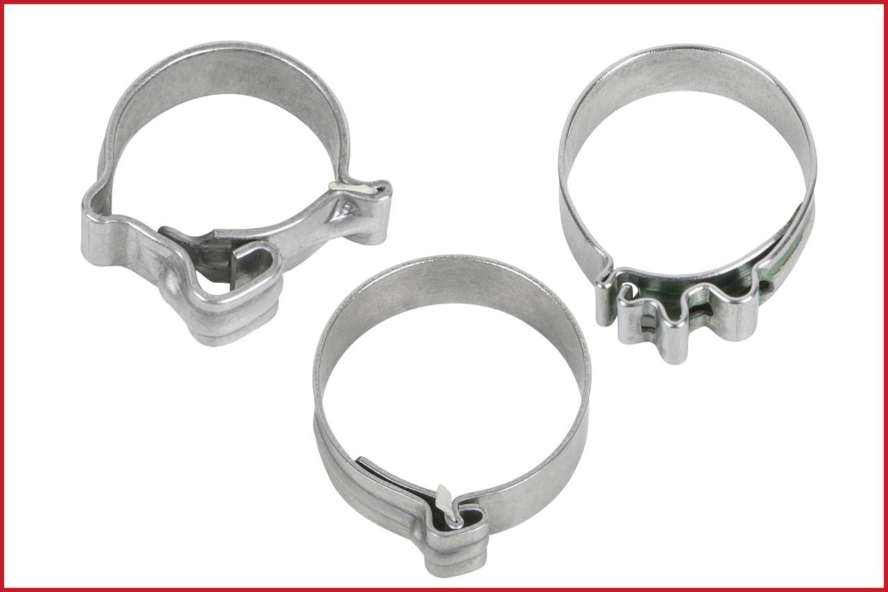Tre fascette stringitubo d'argento in metallo, disposte in modo circolare su uno sfondo bianco.