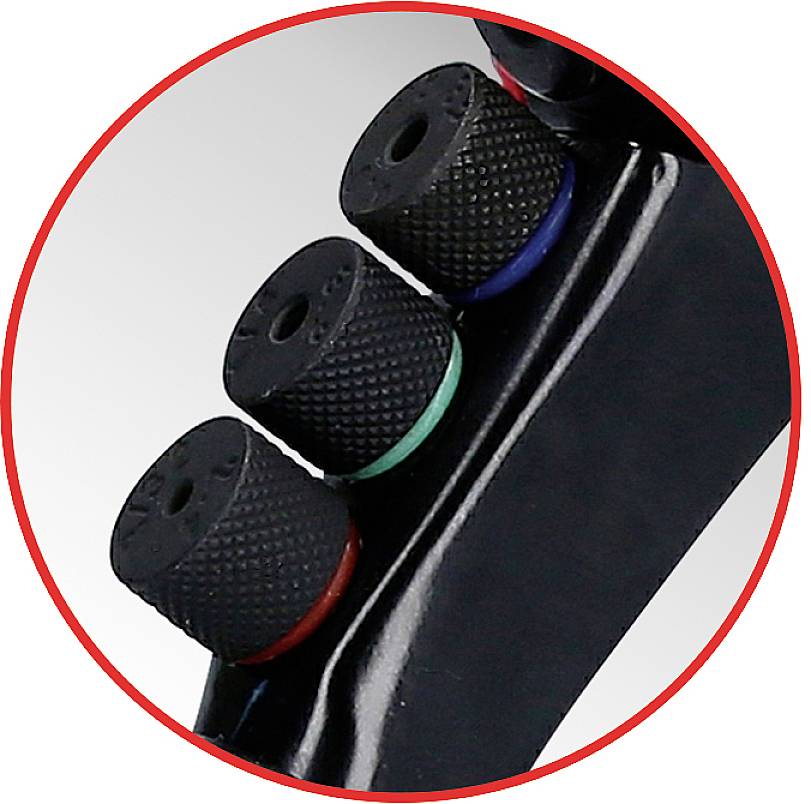 Primo piano di tre bottoni zigrinati su un dispositivo nero, ciascuno in un colore diverso: rosso, verde e blu.