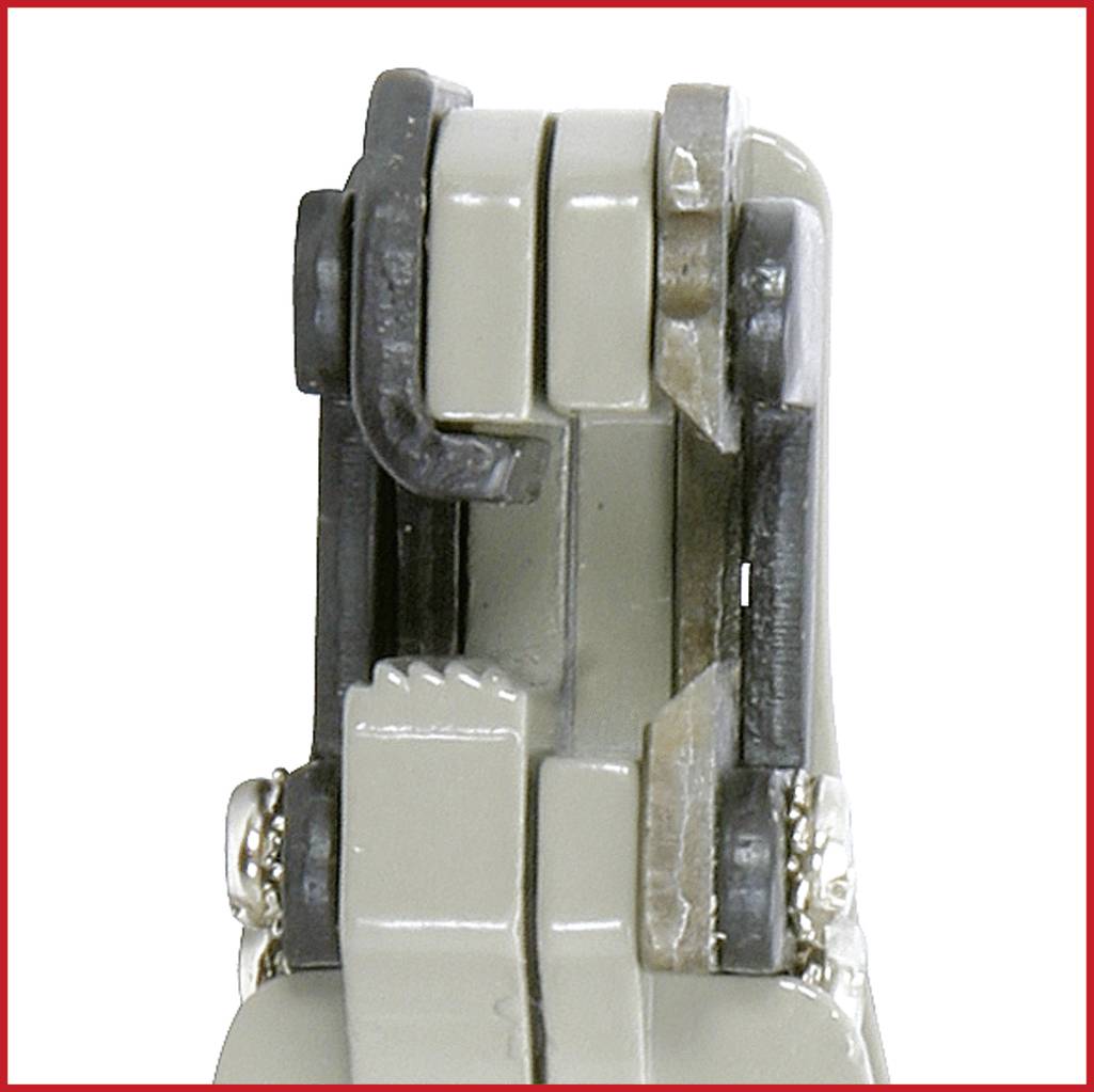 Primo piano di un distributore di graffette in posizione aperta, che mostra il meccanismo per fissare le graffette.