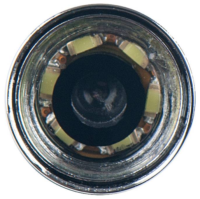 Primo piano di una lampadina LED fotografata dall'alto. Diversi piccoli chip LED sono disposti in modo circolare intorno a un punto centrale.