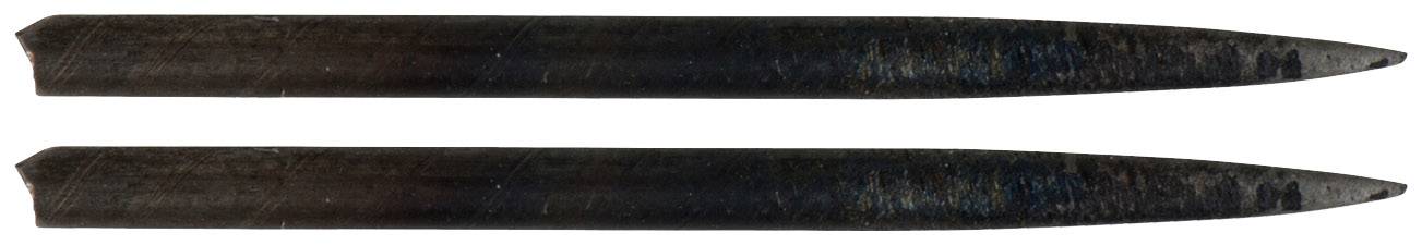 Due punte di matita a carboncino, parallele tra loro, su sfondo bianco. Sono consumate e smussate alle estremità.