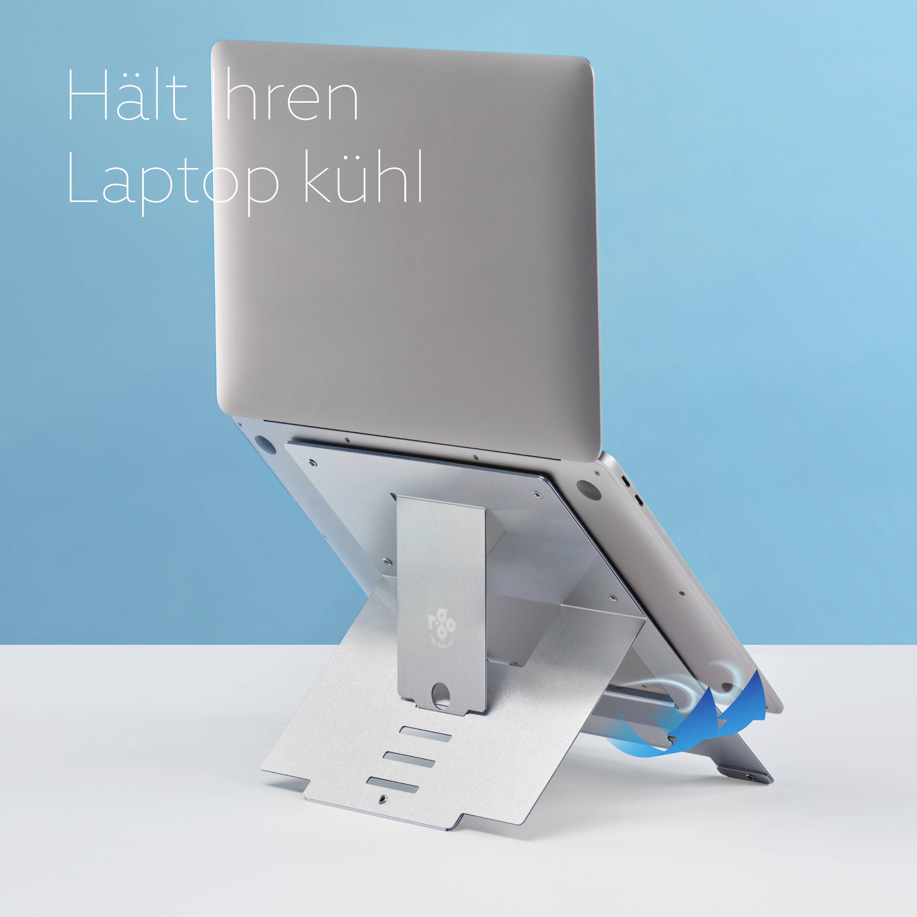Un laptop è poggiato su un supporto di raffreddamento argentato. Scritta: 'Mantiene il tuo laptop fresco'.