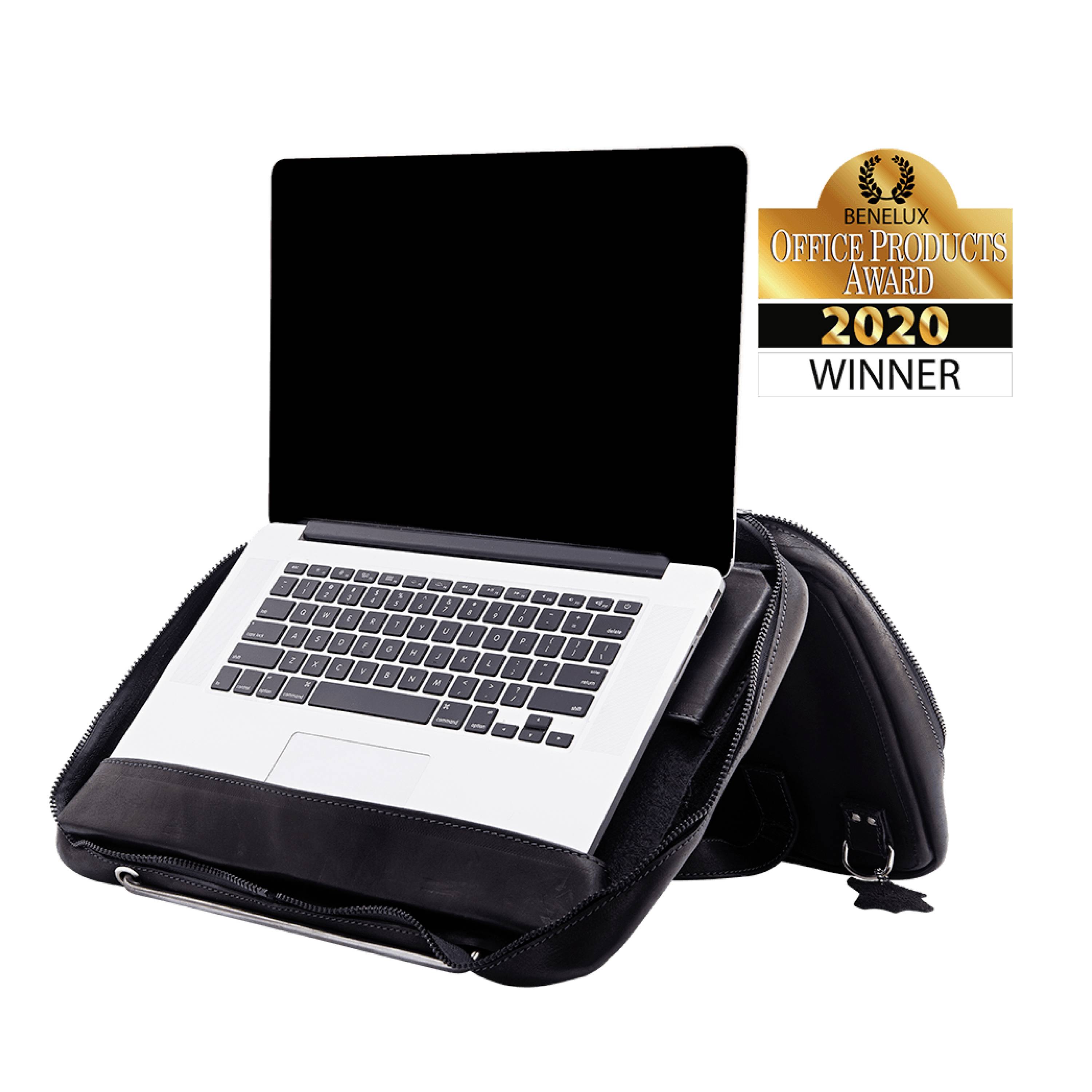 Un laptop su una borsa per laptop nera, accanto a un logo con la scritta 'Benelux Office Products Award 2020 Winner'.
