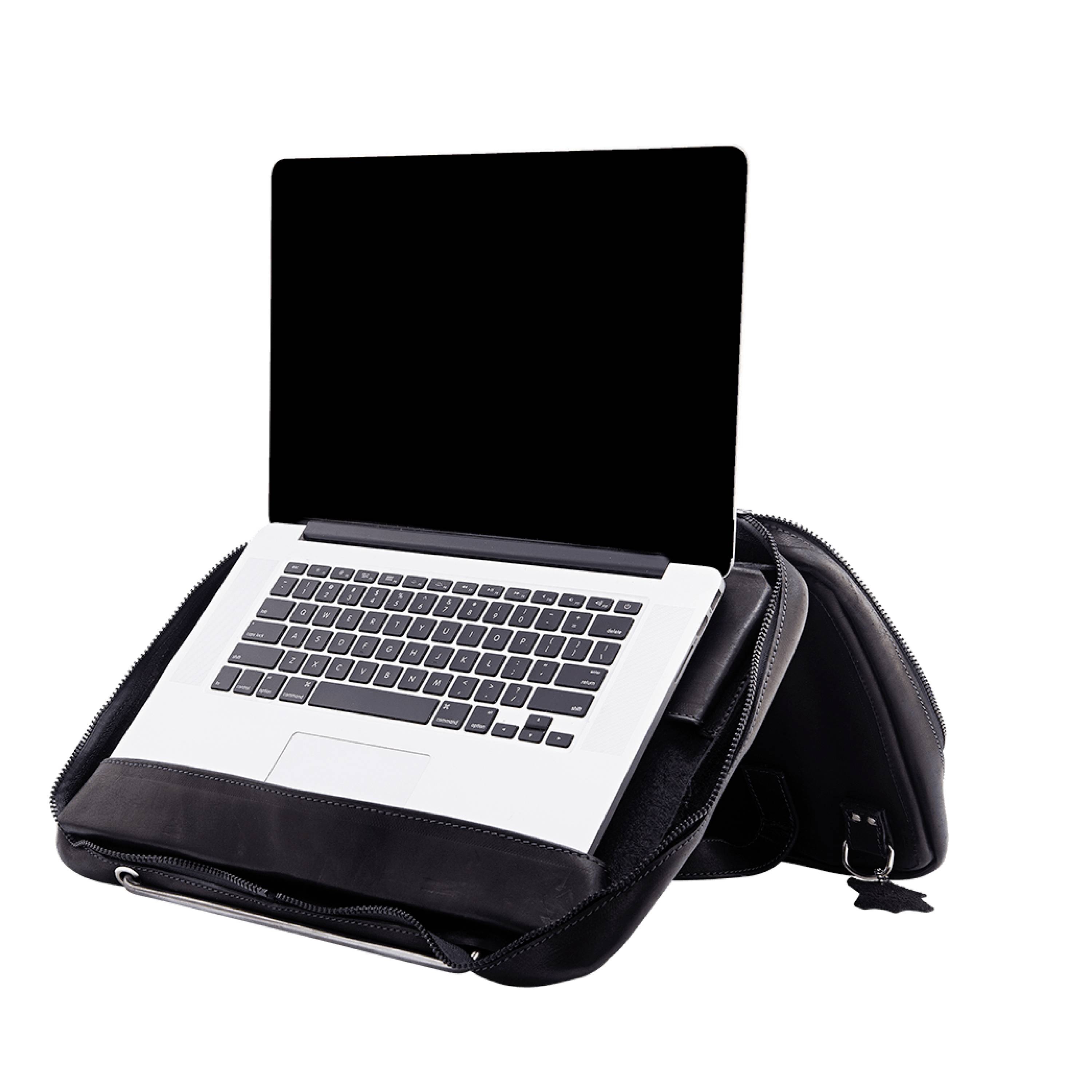 Un laptop aperto in una borsa nera per il trasporto, pronto per lavorare. Lo schermo è spento.