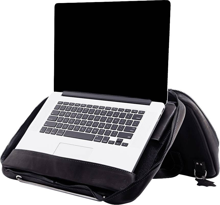 Laptop aperto in una borsa per laptop nera, posizionato su un tavolo. Lo schermo è spento e la tastiera è visibile.