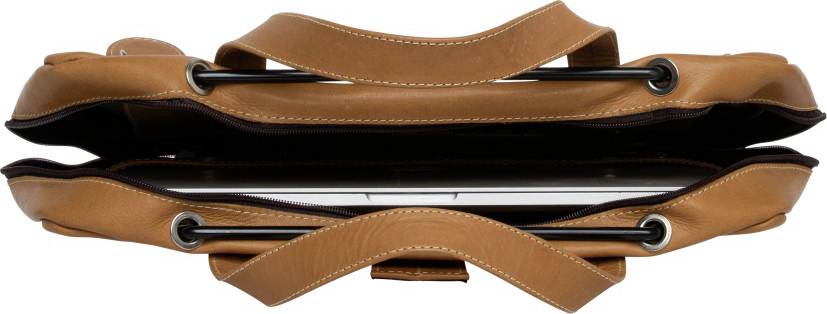 Borsa marrone in pelle con due manici e un laptop parzialmente visibile all'apertura.