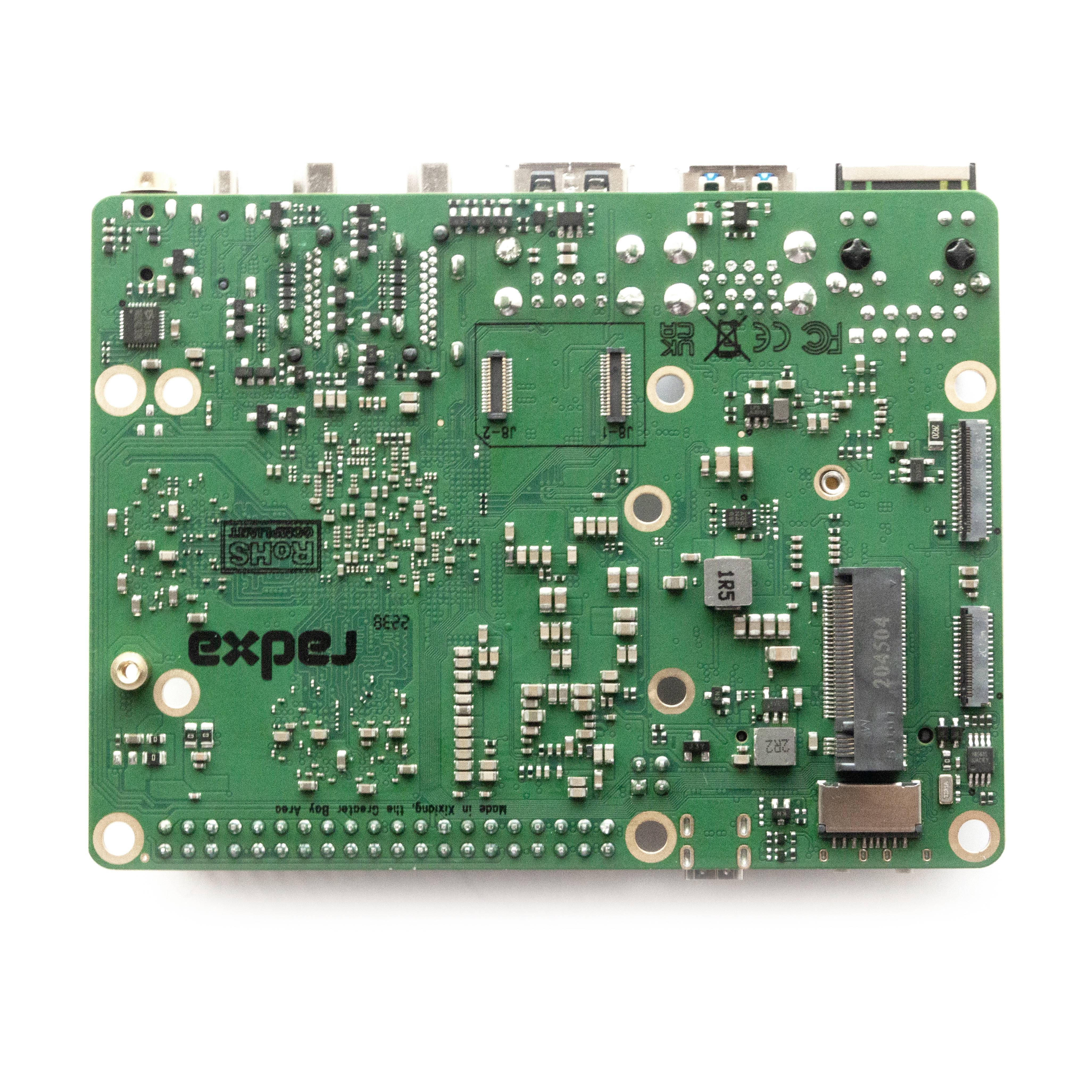 Scheda elettronica verde con componenti elettronici come resistenze e connettori. Scritta 'expej' visibile.