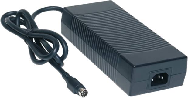 'Alimentatore per laptop nero con cavo e spina, design arrotondato con motivo a nervature.'