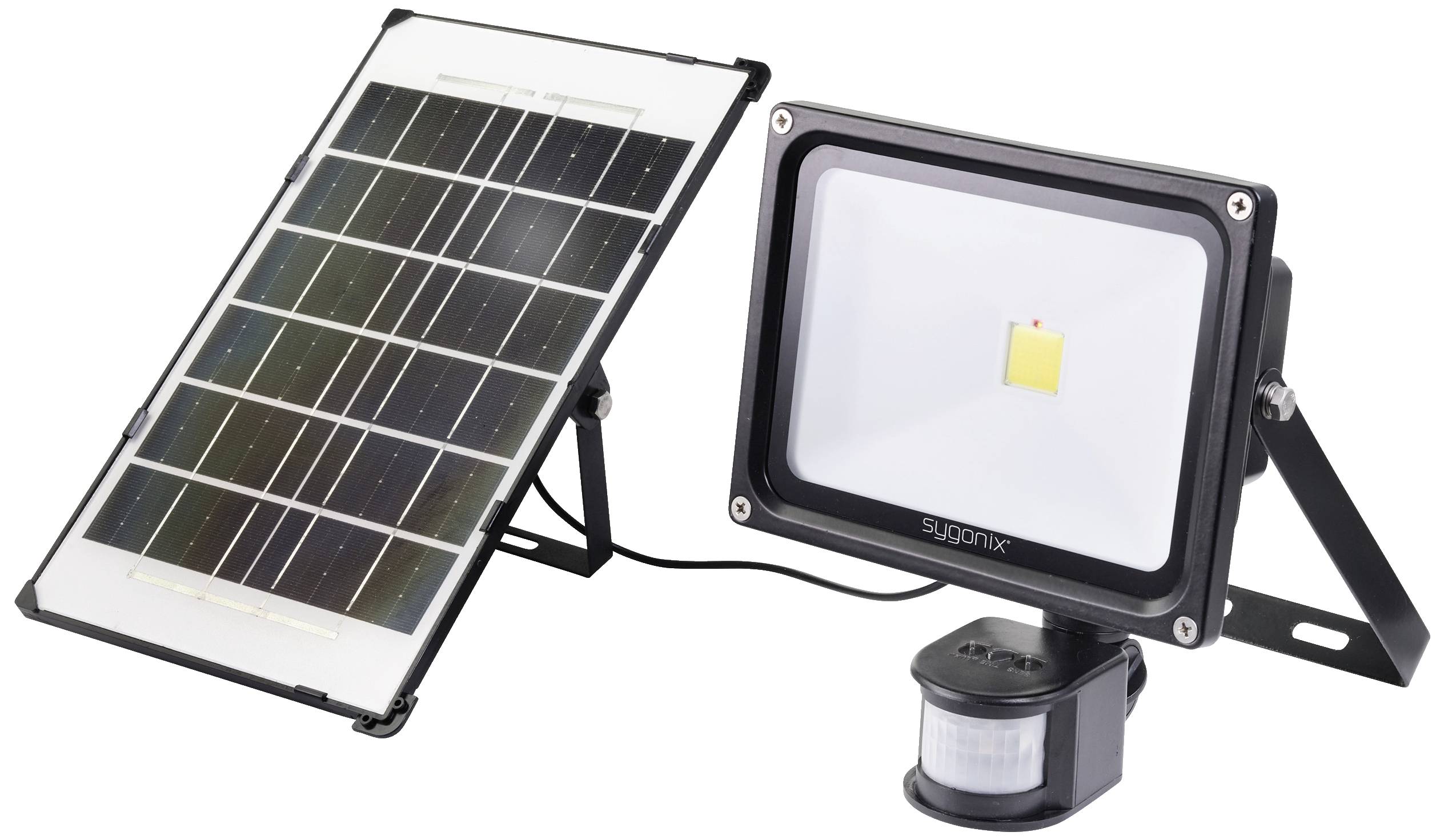 Un pannello solare carica una lampada esterna a LED con sensore di movimento. L'installazione è indipendente e posizionabile in modo mobile.