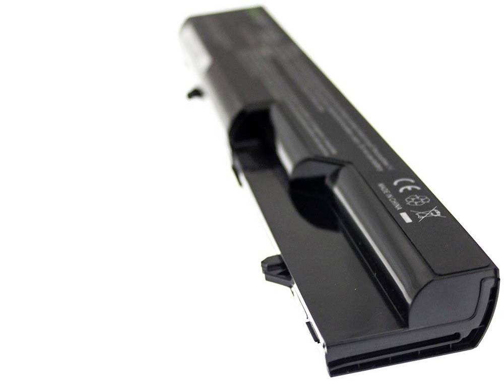 Un accumulatore nero per laptop con simboli CE e riciclaggio è raffigurato.