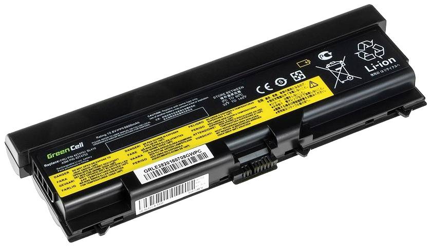 Un battery agli ioni di litio nero e rettangolare per laptop, con un'etichetta gialla di avvertenza e simboli di riciclaggio, poggiato su una superficie bianca.
