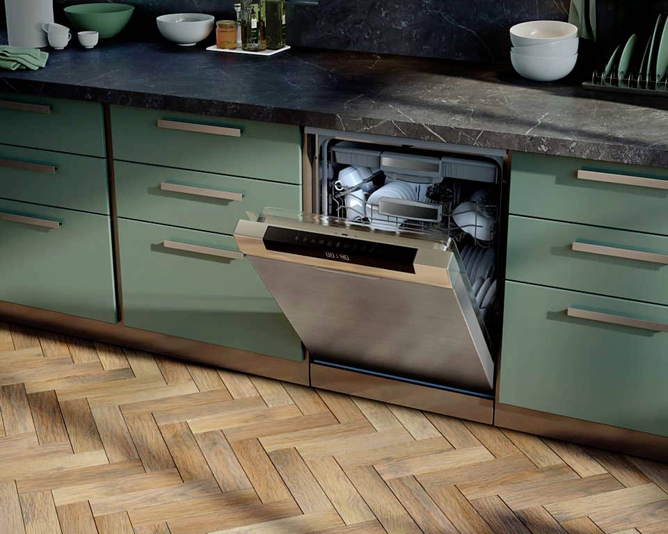 Una lavastoviglie aperta in una cucina moderna, parzialmente carica, mostra stoviglie accuratamente sistemate.