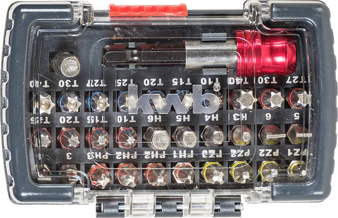 Un set di inserti per cacciavite in una scatola trasparente. Contiene bit di diverse dimensioni e forme.