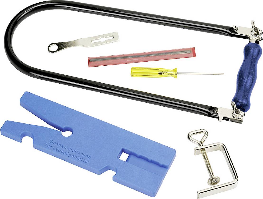 Un set di tenditori per lama da sega con sega metallica, chiave inglese, cacciavite, supporto blu in plastica e morsetto.