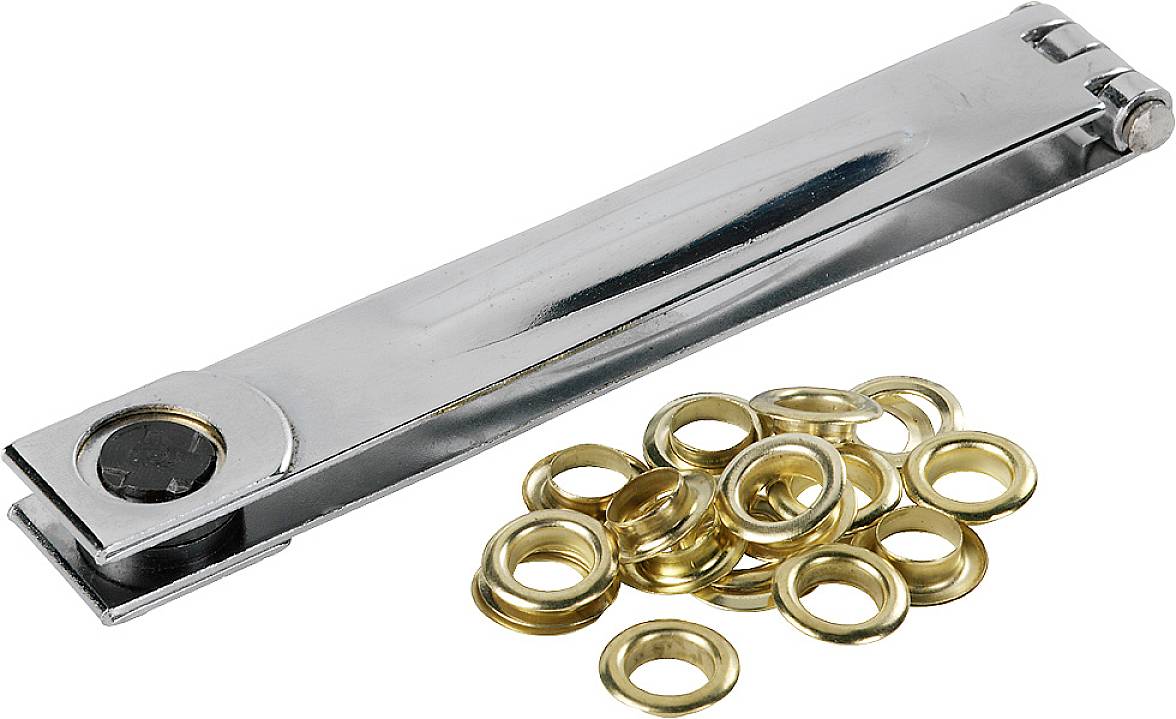 Un punzone d'argento per occhielli è posizionato accanto a diversi anelli per occhielli color oro.