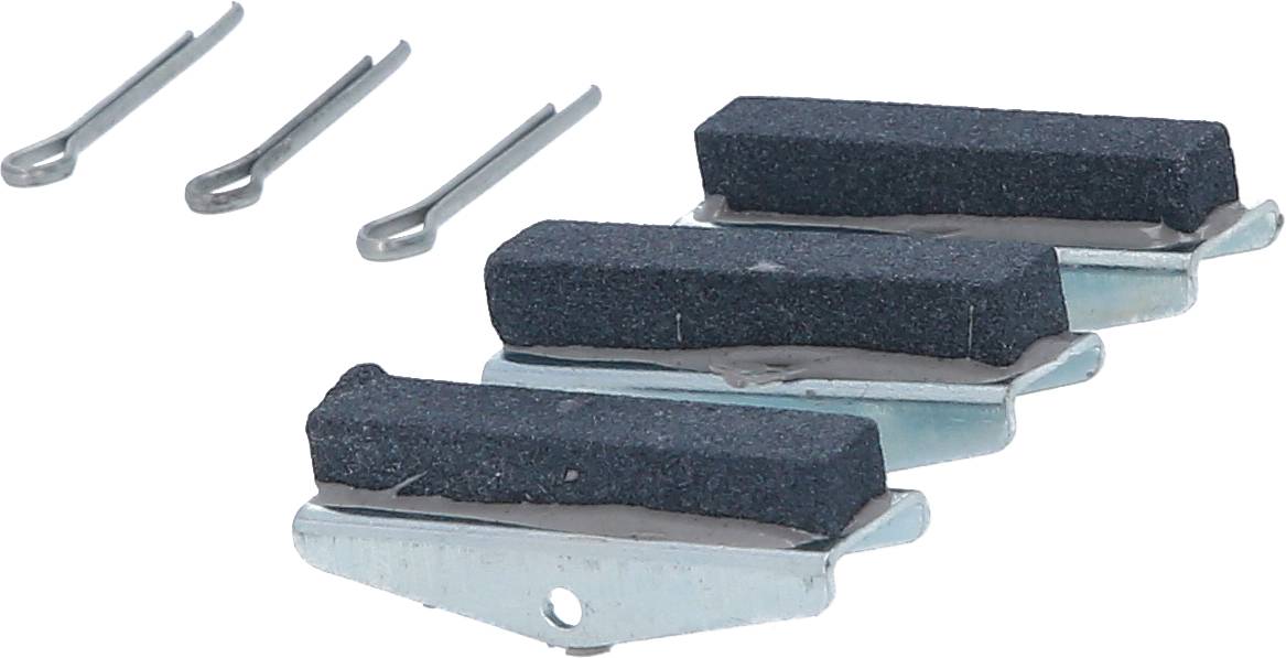 Tre pastiglie dei freni nere con supporti metallici e tre perni di fissaggio.