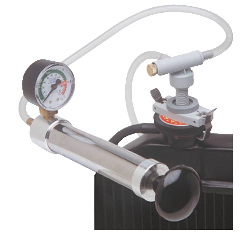 Un tester di pressione del sistema di raffreddamento con manometro, collegato a un radiatore per verificare la pressione nel sistema e rilevare eventuali perdite.