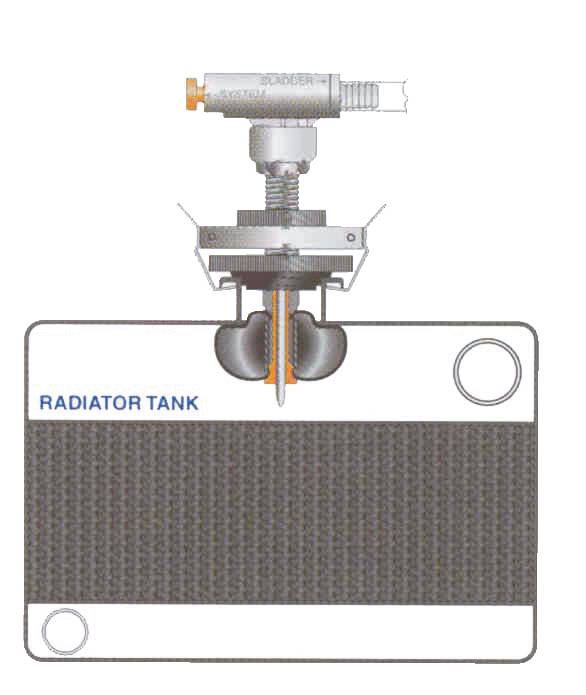 Una rappresentazione schematica di un serbatoio del radiatore con una valvola termostatica sopra di esso. La valvola è etichettata con "RADIATOR TANK".