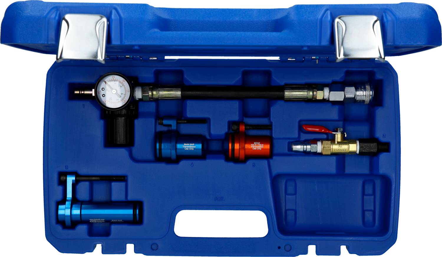 Un cassetta degli attrezzi blu con vari strumenti meccanici, tra cui un manometro e raccordi, ben organizzata.