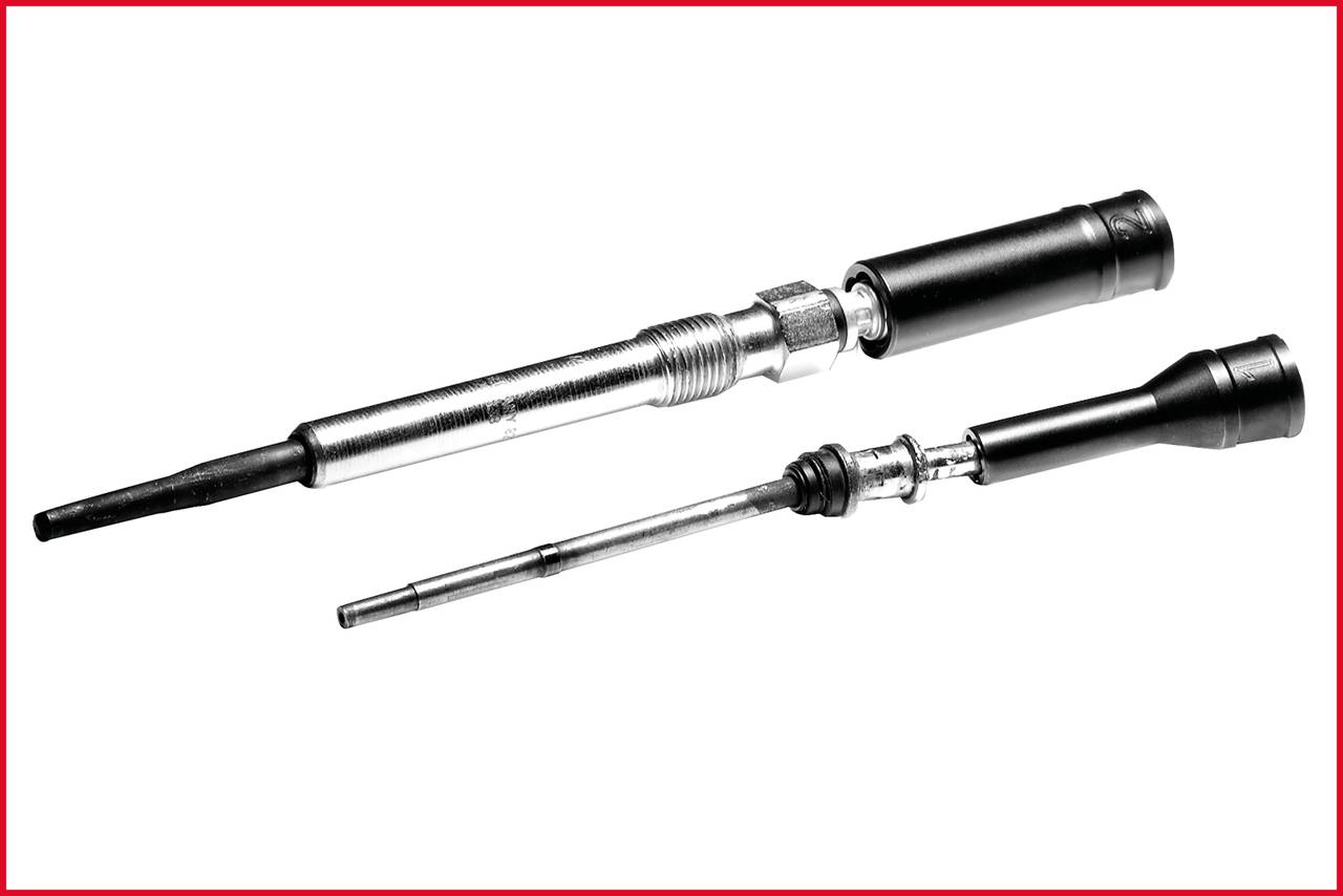 Due candele a incandescenza di dimensioni diverse su sfondo bianco. Un componente centrale di un motore diesel per l'accensione.
