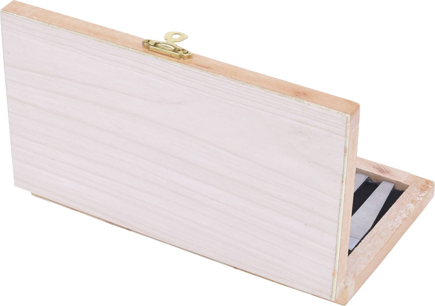 Una cassetta di legno parzialmente aperta che offre uno sguardo al suo interno. In alto è visibile un piccolo fermaglio dorato.